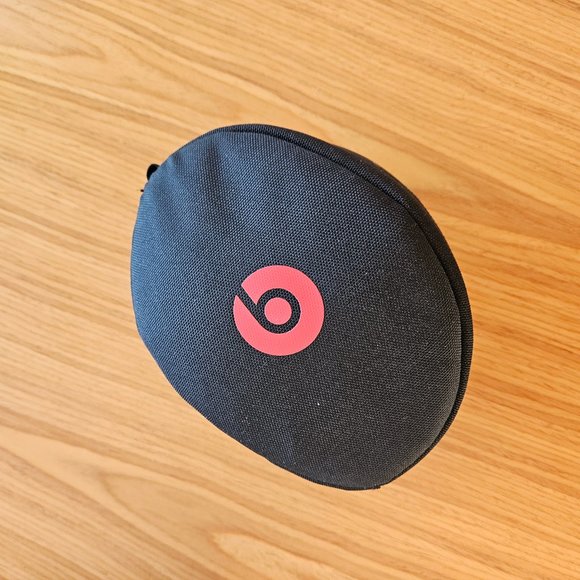 Beats Solo 3 On Ear Red Headphones NIB - Picture 3 of 8